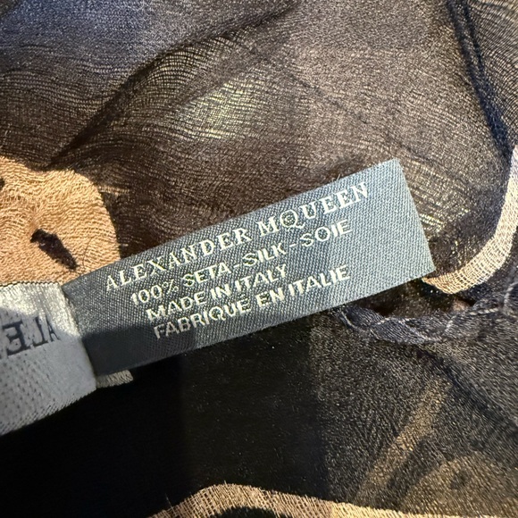 Alexander McQueen Silk Skull Scarf Black Beige - Picture 4 of 5